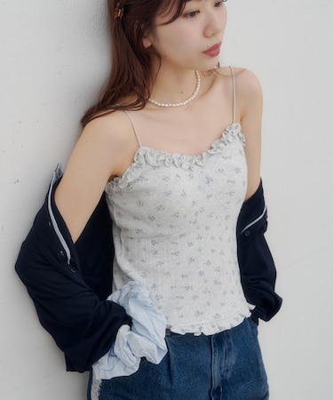 【umm.】衿フリル小花柄カップ付きキャミソール