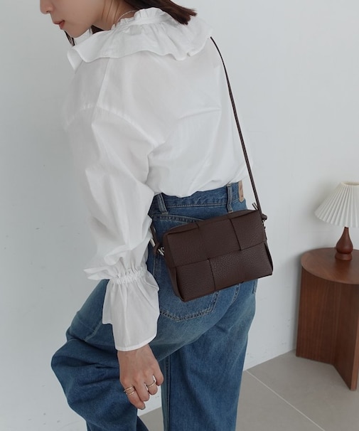 【必需品がしっかり入る◎】メッシュ編みシュリンクショルダーバッグ