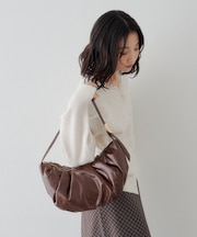 ギャザー使いニュアンス金具ショルダーバッグ