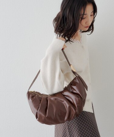 ギャザー使いニュアンス金具ショルダーバッグ