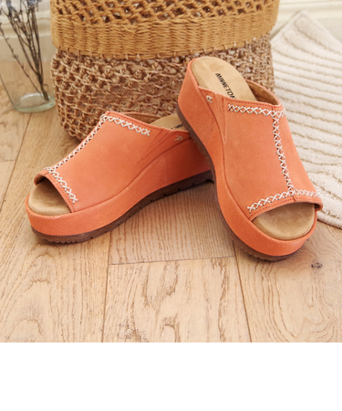 【MINNETONKA ミネトンカ】 スエード厚底サンダル PAISLEE