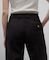 ストレートレッグのテーラードパンツ