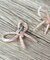 アクリルリボンピアス