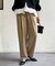 カットタックテーパードパンツ
