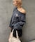 【WHO'S WHO gallery】ラインストーンオフショルスウェット