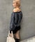 【WHO'S WHO gallery】ラインストーンオフショルスウェット