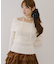 オフショルブローチ付きニット