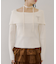 オフショルブローチ付きニット