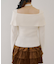 オフショルブローチ付きニット