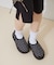 大人の日常にも寄り添う厚底スリッポン
