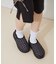 大人の日常にも寄り添う厚底スリッポン
