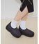 大人の日常にも寄り添う厚底スリッポン