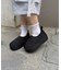 大人の日常にも寄り添う厚底スリッポン