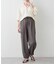 大人のこなれ感を纏う、上品サテンカーゴパンツ