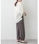 大人のこなれ感を纏う、上品サテンカーゴパンツ
