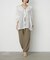 大人のこなれ感を纏う、上品サテンカーゴパンツ