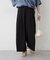 穿くだけで美脚が叶う、洗練タックパンツ