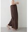 穿くだけで美脚が叶う、洗練タックパンツ