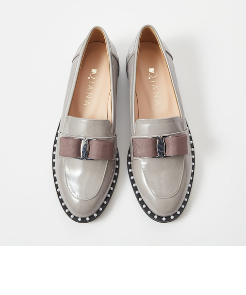 華やか甘めスタイルに◎リボン×パールローファー｜ダイアナの