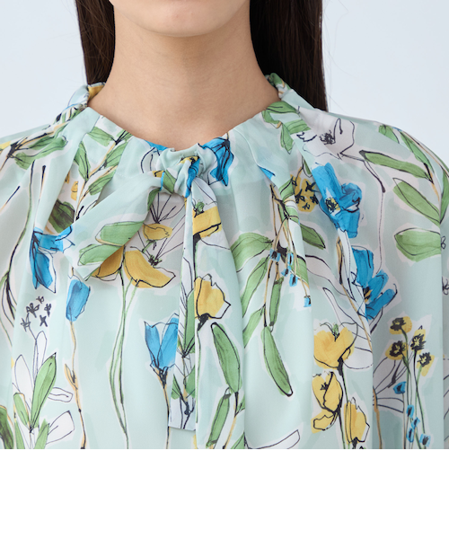 オキザリスフラワープリント ボウタイギャザーブラウス｜トゥモロ