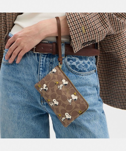 COACH X PEANUTS】コーナー ジップ リストレット・シグネチャー