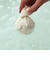 LUSH やさしさに包まれて バスボム 入浴剤 数量限定 ギフト プレゼント お風呂 高保湿 オーツ麦 カカオバター 乾燥肌 敏感肌 癒やし 贈り物 ラッシュ 公式