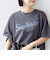 《予約》【WEB限定】バック タック ショート スリーブ ロゴ プリント TEE