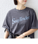 《予約》【WEB限定】バック タック ショート スリーブ ロゴ プリント TEE