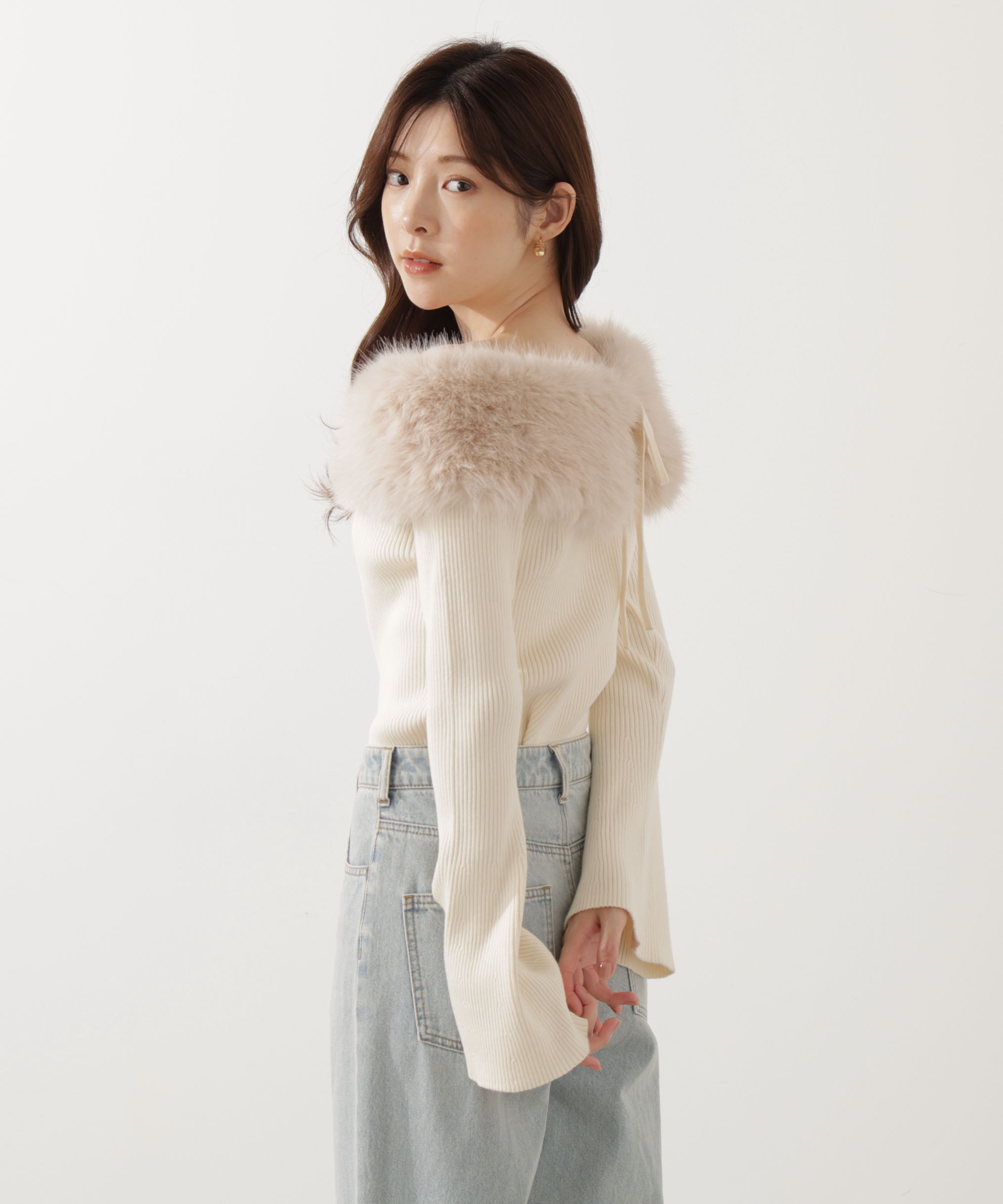 フェイクファー付きオフショルニット