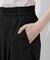 〈a／mie〉ナイロンタックパンツ 26SS