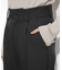 タックテーパードパンツ
