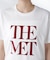 The Met 別注ロゴプリントTシャツ