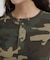 《WEB限定／DAILY／デイリー／WOMAN》RIB CAMO S／S HENLEY NECK T-SHIRT