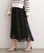 甘さを抑えて、品よく華やぐ　メッシュフロッキードットスカート