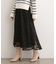 甘さを抑えて、品よく華やぐ　メッシュフロッキードットスカート