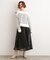 甘さを抑えて、品よく華やぐ　メッシュフロッキードットスカート