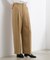シンプルを品よく格上げ　サイドビットワイドパンツ