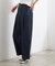 シンプルを品よく格上げ　サイドビットワイドパンツ