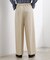 シンプルを品よく格上げ　サイドビットワイドパンツ