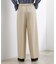 シンプルを品よく格上げ　サイドビットワイドパンツ