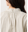 【コットン100/洗える】シャーリングフリルネックブラウス