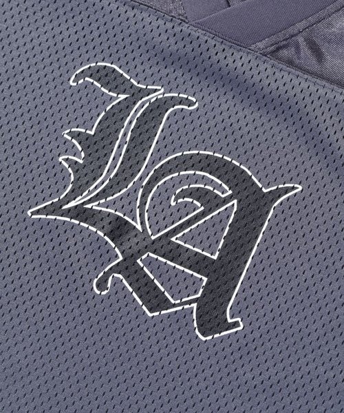 OLD ENGLISH LOGO V NECK S/S TEE｜エクストララージの通販｜&mall