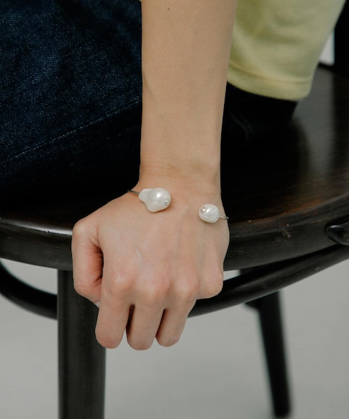 mounir Shell pearl bangle|アーバンリサーチの通販|&mall mounir Shell pearl bangle|アーバンリサーチの通販|&mall