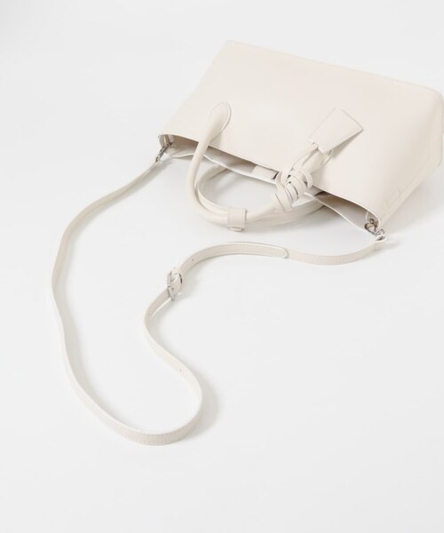 ホワイトスーツとバックパックのバービーチャーム チャーム付きワイドボックスBAG｜アーバンリサーチの通販｜&mall