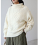 ケーブル編みハイネックニット