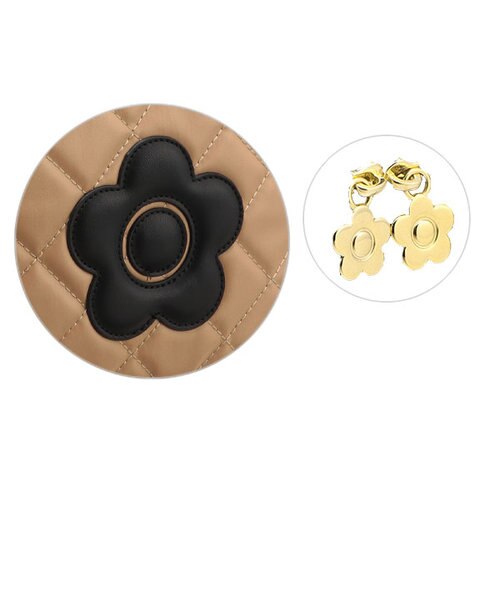 【美品】MARY QUANT スクエアキルトデイージーパッチ　2WAYショルダー マリークワント MARY QUANT スクエアキルトデイジーパッチ 2WAY