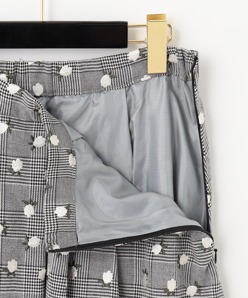 フラワー刺繍タックスカート(グレー) IENA LA BOUCLE フラワー刺繍  