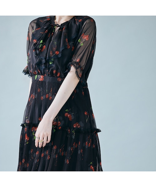 チェリープリントプリーツワンピース｜ローズティアラの通販｜&mall