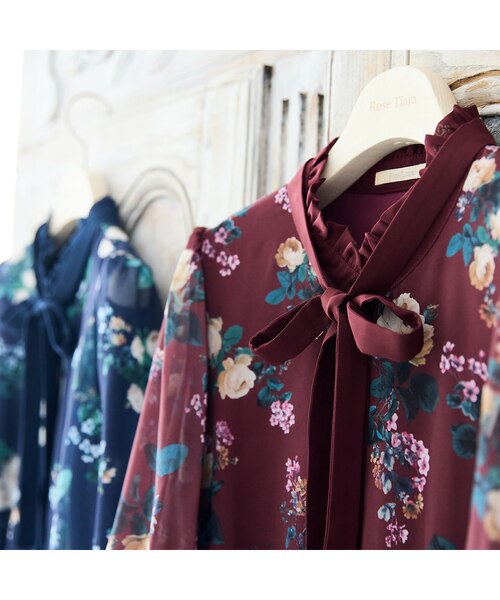 【美品】ローズティアラ 花柄 ティアードワンピース ロング丈 リボン XL 紺 チェックonフラワーフリルカラーワンピース｜ローズティアラの通販