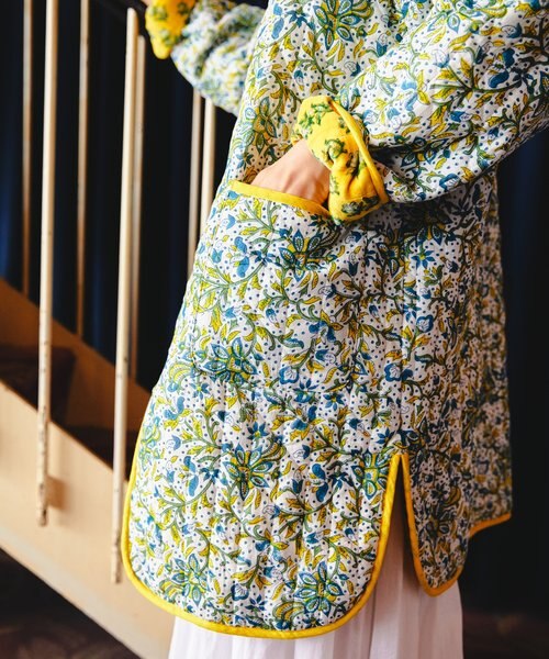 Freada フリーダインドリバーシブルキルトジャケットイエロー花柄総柄